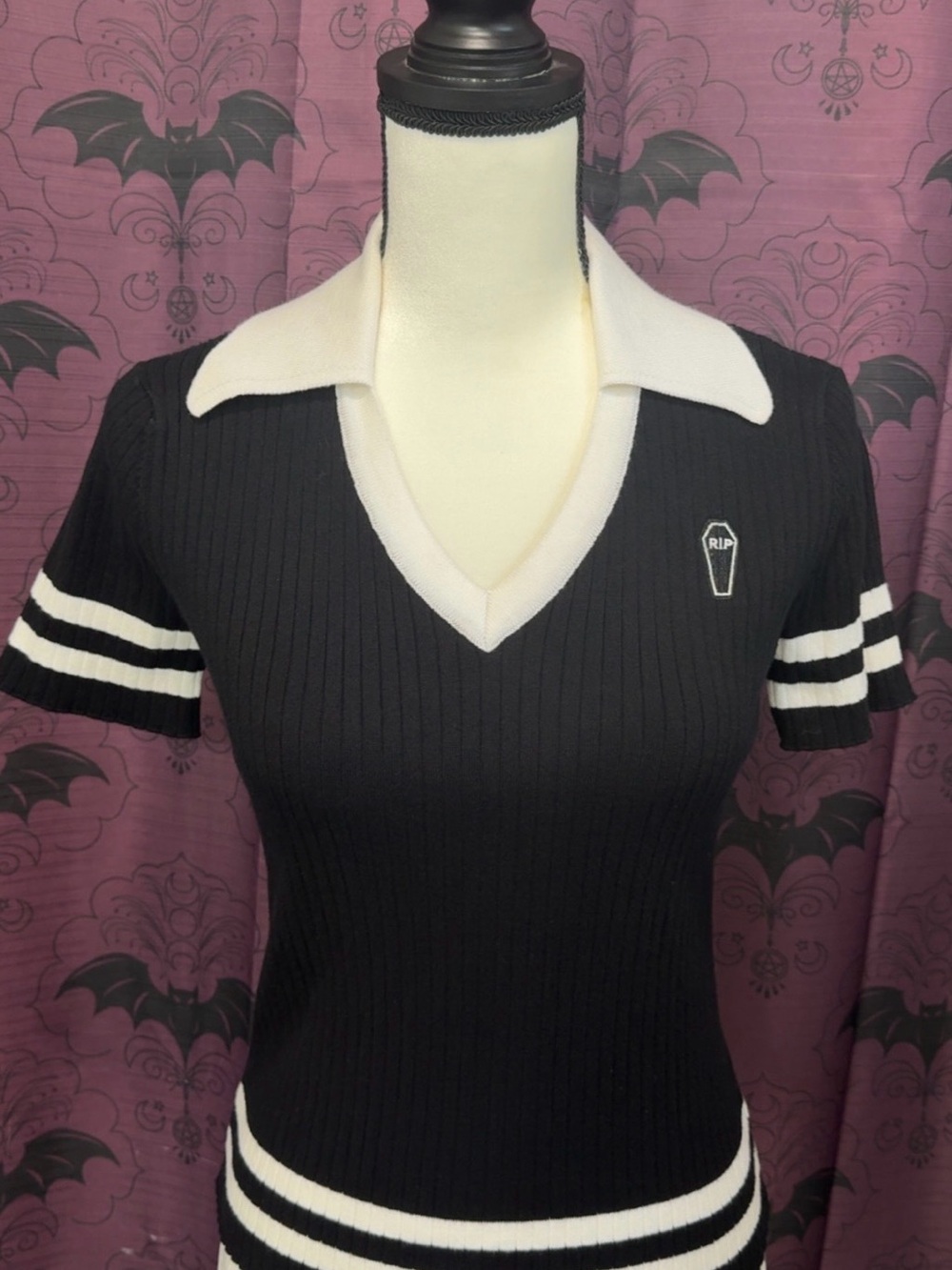 Hot Topic NWT black coffin top medium